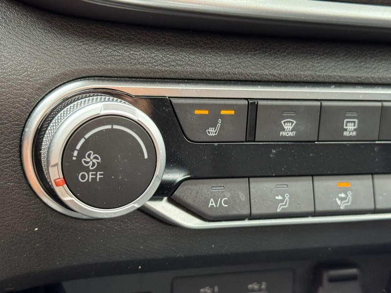 Nissan Altima Vehicle Full-screen Gallery Image 20