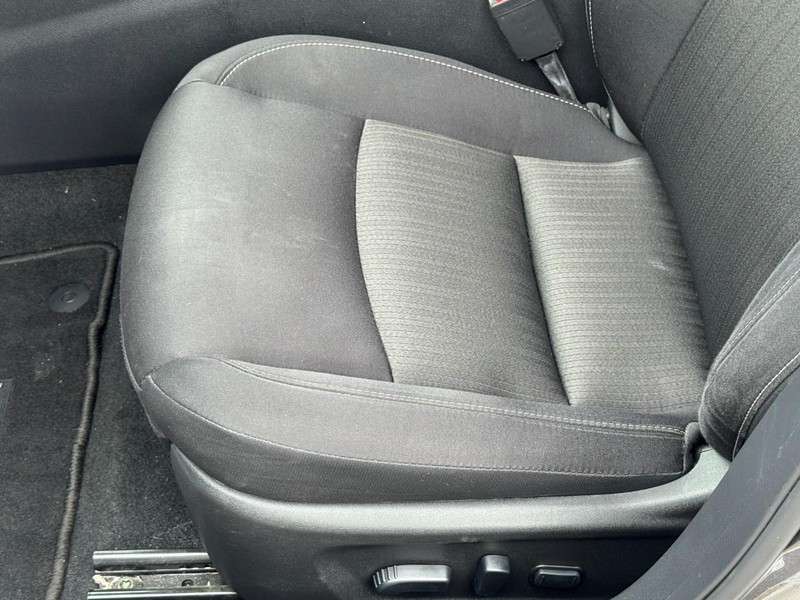 Nissan Altima Vehicle Full-screen Gallery Image 24