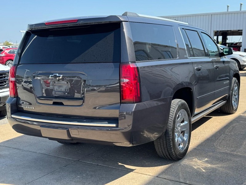 Chevrolet Suburban Vehicle Full-screen Gallery Image 03