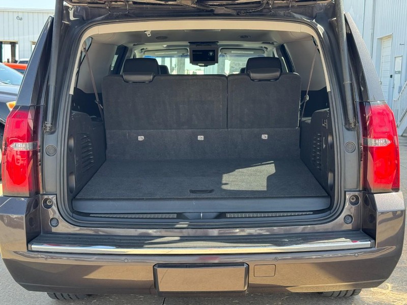 Chevrolet Suburban Vehicle Full-screen Gallery Image 05