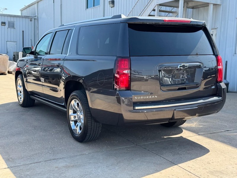 Chevrolet Suburban Vehicle Full-screen Gallery Image 06