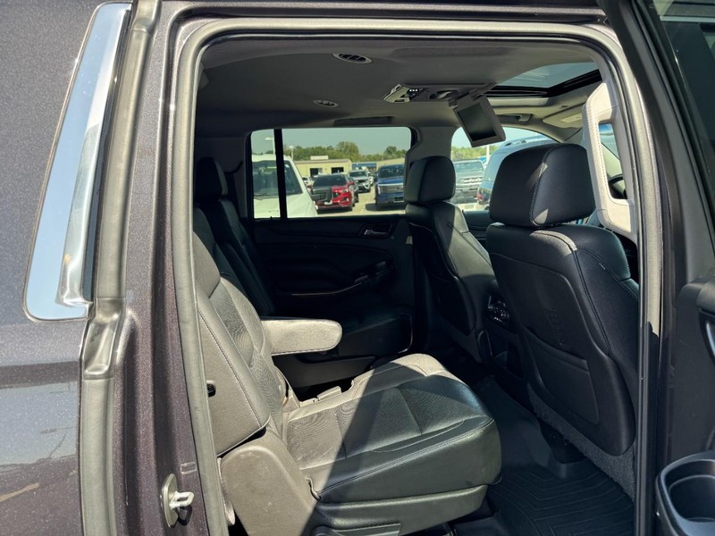 Chevrolet Suburban Vehicle Full-screen Gallery Image 10