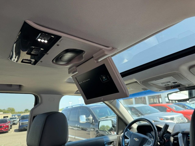 Chevrolet Suburban Vehicle Full-screen Gallery Image 11