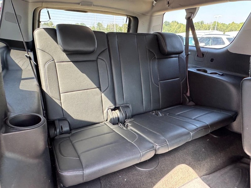 Chevrolet Suburban Vehicle Full-screen Gallery Image 12