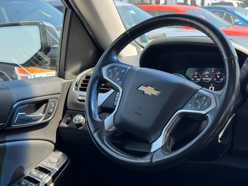 Chevrolet Suburban Vehicle Full-screen Gallery Image 14