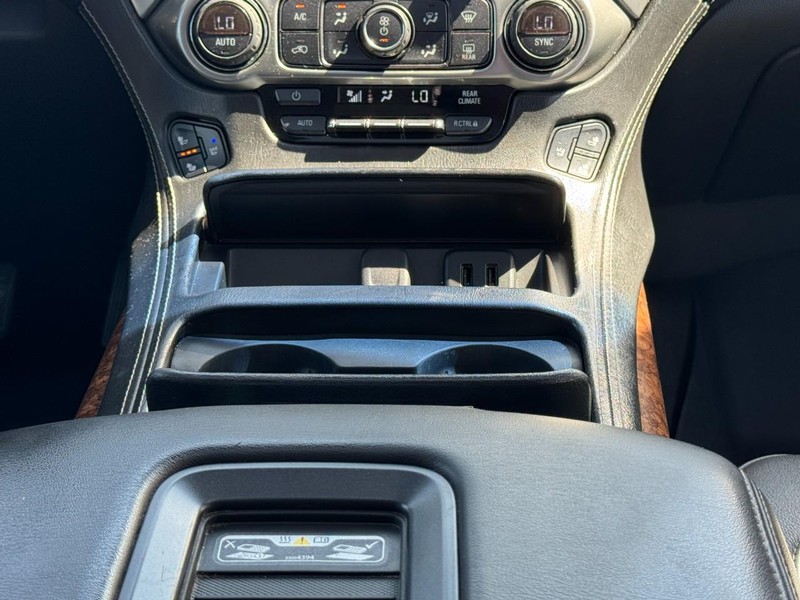 Chevrolet Suburban Vehicle Full-screen Gallery Image 16