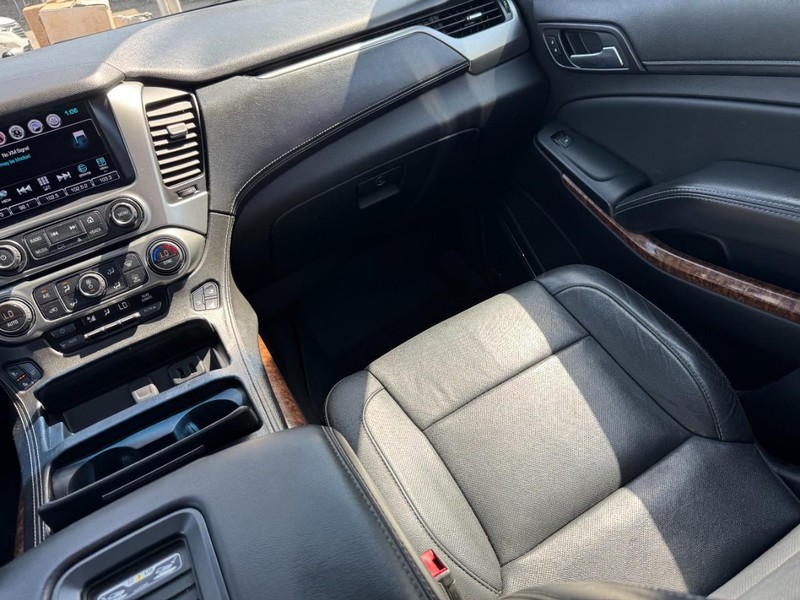 Chevrolet Suburban Vehicle Full-screen Gallery Image 17