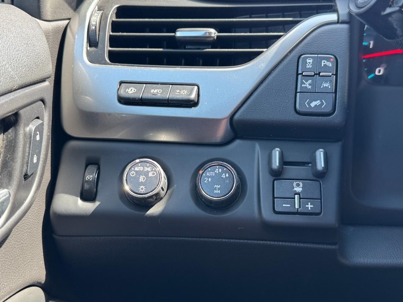 Chevrolet Suburban Vehicle Full-screen Gallery Image 18
