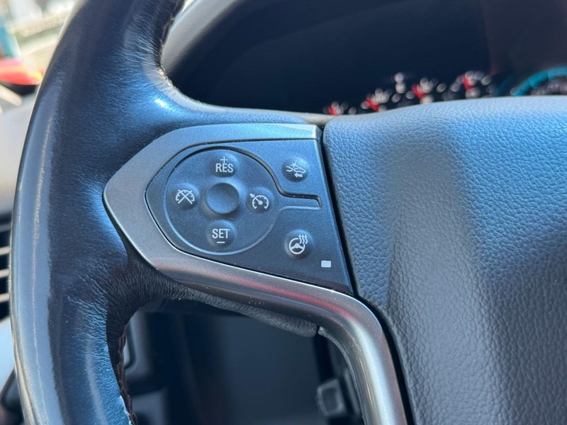 Chevrolet Suburban Vehicle Full-screen Gallery Image 19