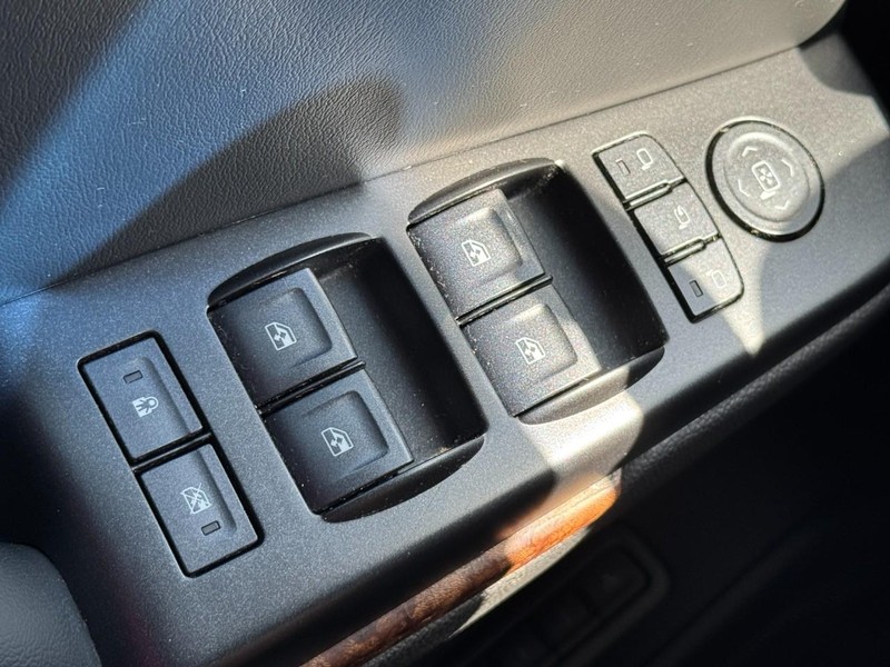 Chevrolet Suburban Vehicle Full-screen Gallery Image 25