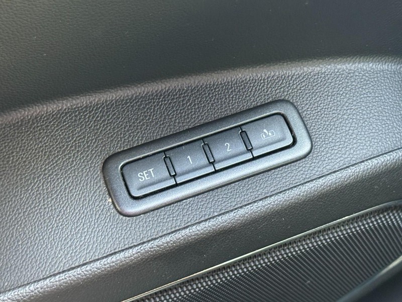 Chevrolet Suburban Vehicle Full-screen Gallery Image 26