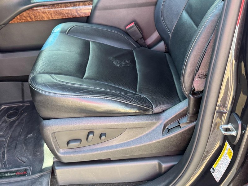 Chevrolet Suburban Vehicle Full-screen Gallery Image 27