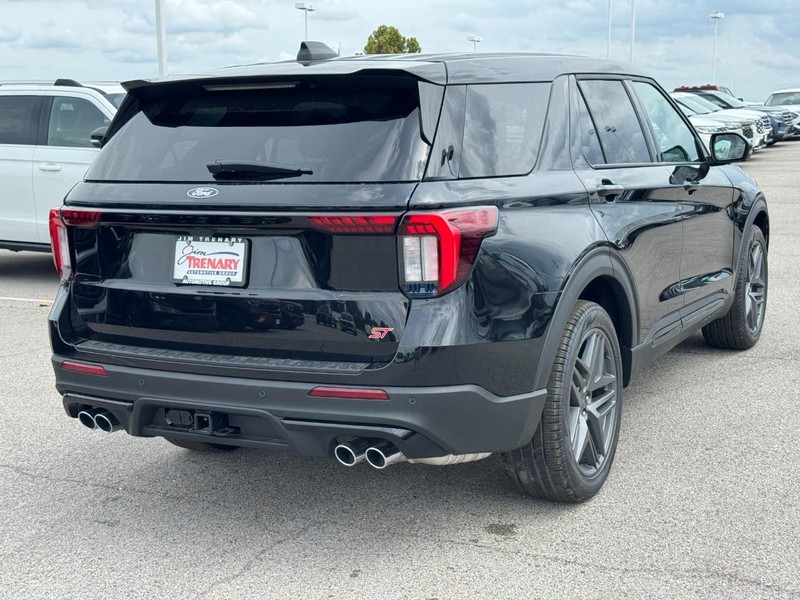 Ford Explorer Vehicle Full-screen Gallery Image 3
