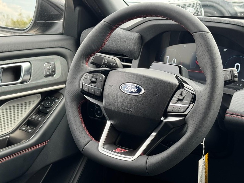 Ford Explorer Vehicle Full-screen Gallery Image 8