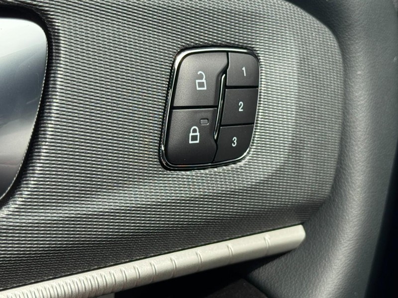 Ford Explorer Vehicle Full-screen Gallery Image 11