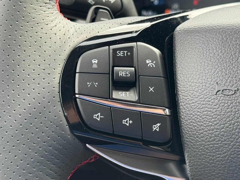 Ford Explorer Vehicle Full-screen Gallery Image 12