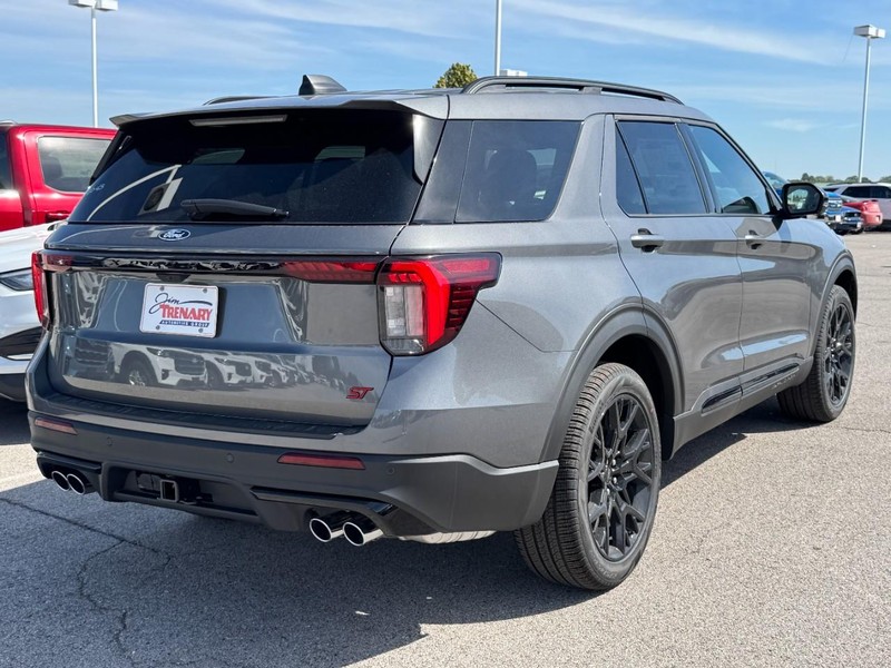 Ford Explorer Vehicle Full-screen Gallery Image 3