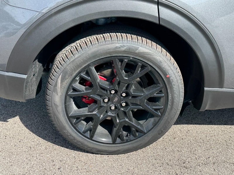 Ford Explorer Vehicle Full-screen Gallery Image 4