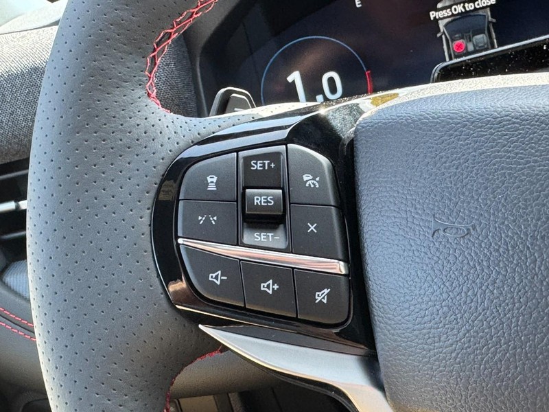 Ford Explorer Vehicle Full-screen Gallery Image 12