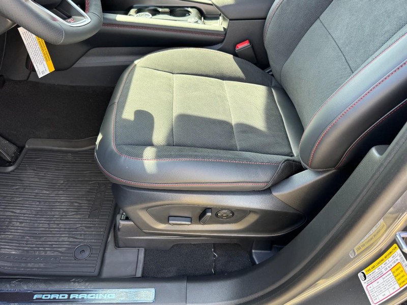 Ford Explorer Vehicle Full-screen Gallery Image 18