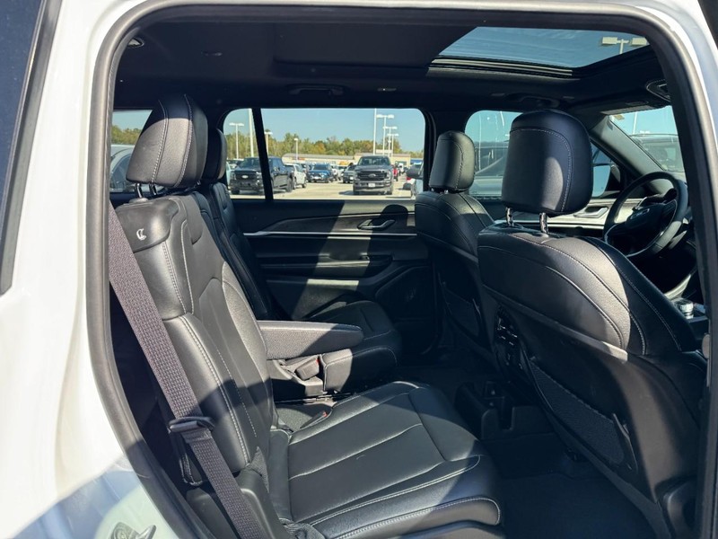 Jeep Grand Cherokee L Vehicle Full-screen Gallery Image 10