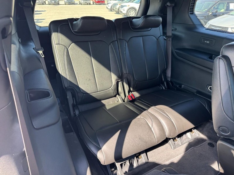 Jeep Grand Cherokee L Vehicle Full-screen Gallery Image 11