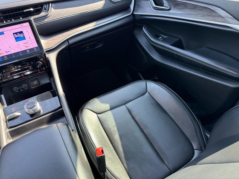 Jeep Grand Cherokee L Vehicle Full-screen Gallery Image 16