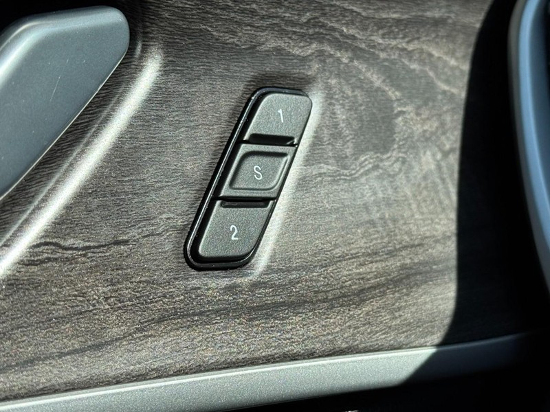 Jeep Grand Cherokee L Vehicle Full-screen Gallery Image 17