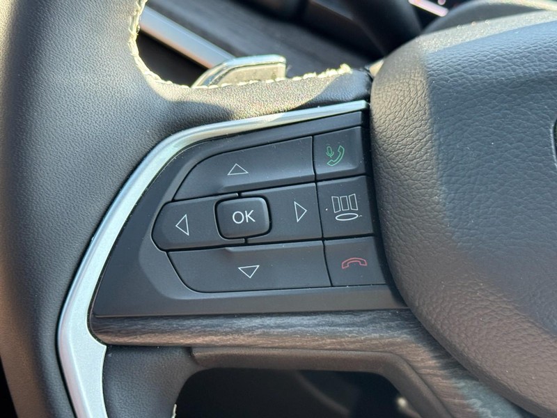 Jeep Grand Cherokee L Vehicle Full-screen Gallery Image 18