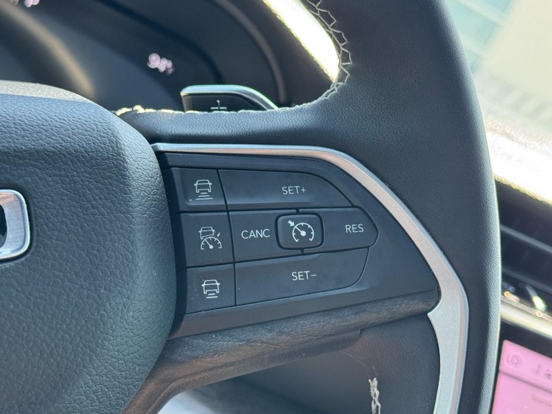 Jeep Grand Cherokee L Vehicle Full-screen Gallery Image 19