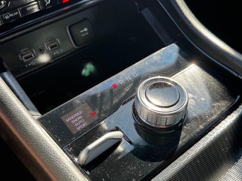 Jeep Grand Cherokee L Vehicle Full-screen Gallery Image 21