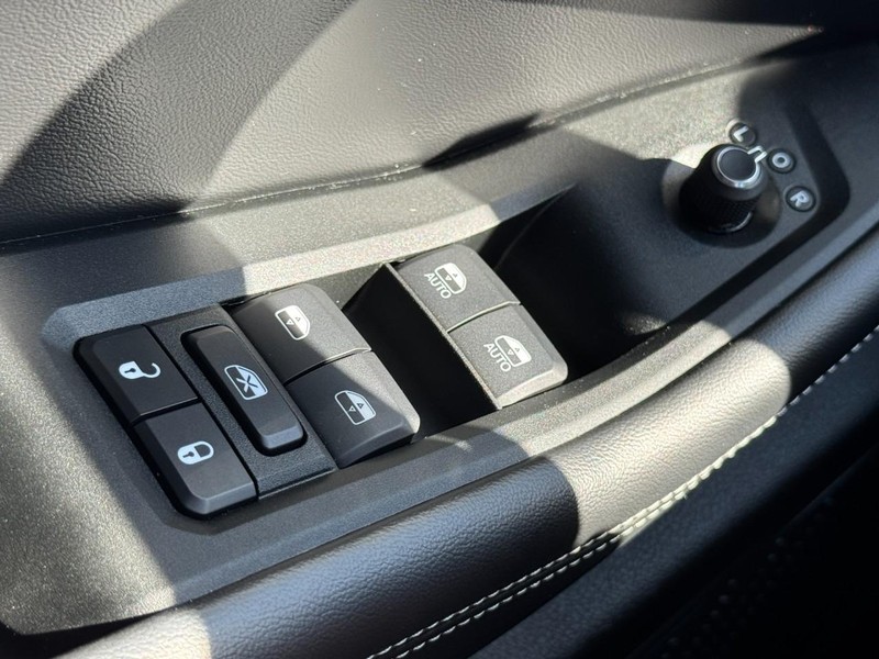 Jeep Grand Cherokee L Vehicle Full-screen Gallery Image 25
