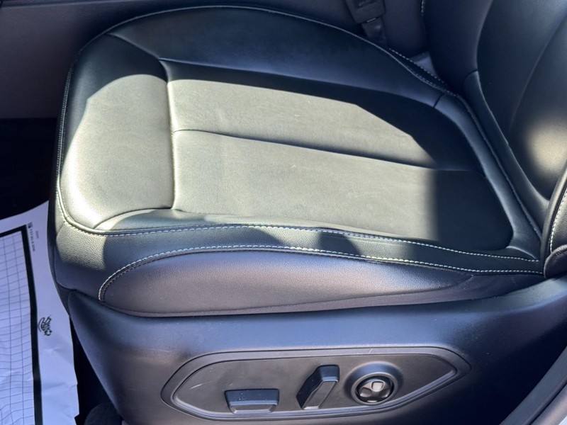 Jeep Grand Cherokee L Vehicle Full-screen Gallery Image 26