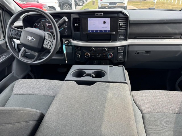 Ford Super Duty F-350 SRW Vehicle Image 11