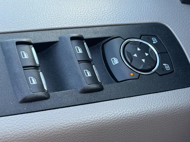 Ford F-150 Vehicle Full-screen Gallery Image 22