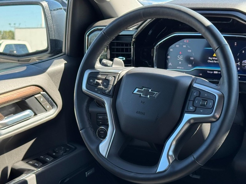 Chevrolet Silverado 1500 Vehicle Full-screen Gallery Image 12