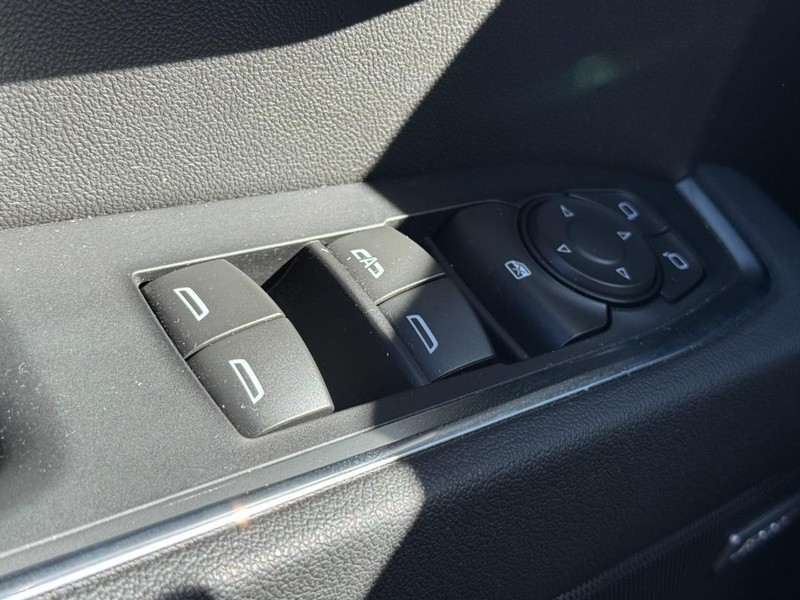 Chevrolet Silverado 1500 Vehicle Full-screen Gallery Image 22