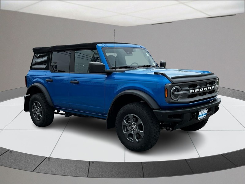 Ford Bronco Vehicle Full-screen Gallery Image 02