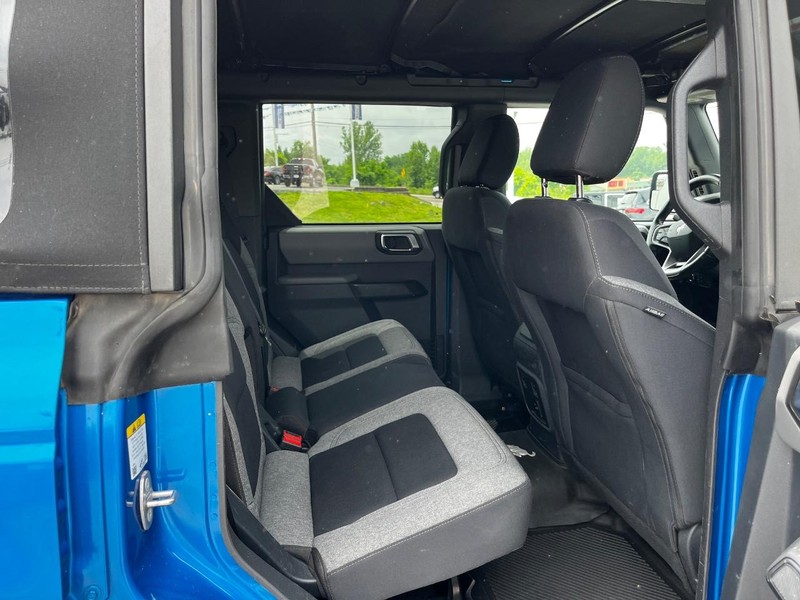 Ford Bronco Vehicle Full-screen Gallery Image 04