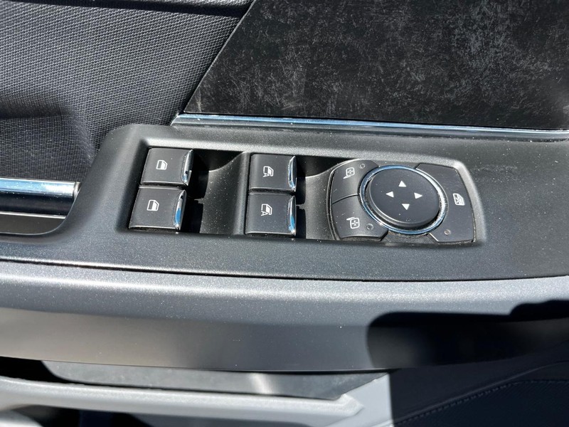 Ford F-150 Vehicle Full-screen Gallery Image 14