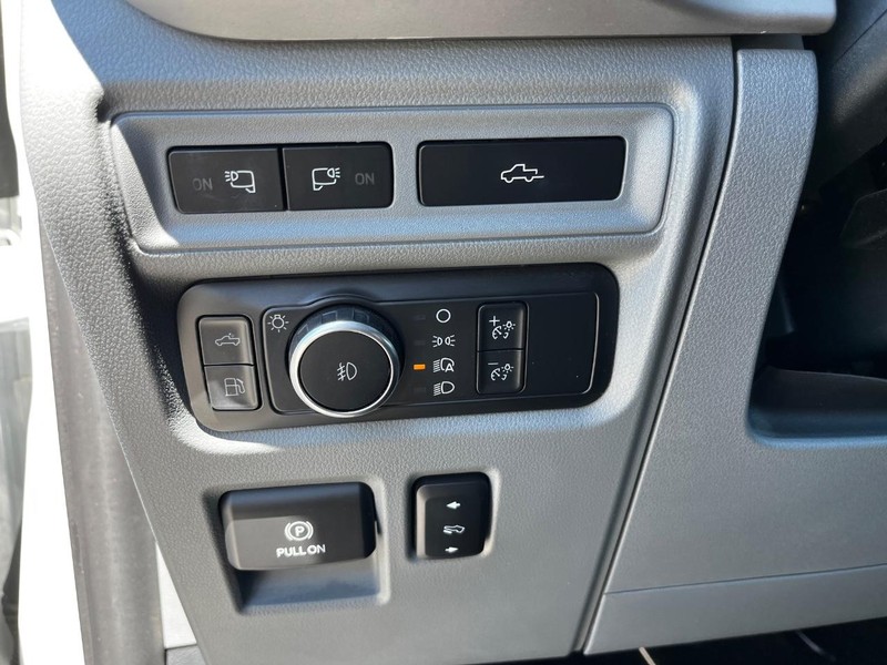 Ford F-150 Vehicle Full-screen Gallery Image 16