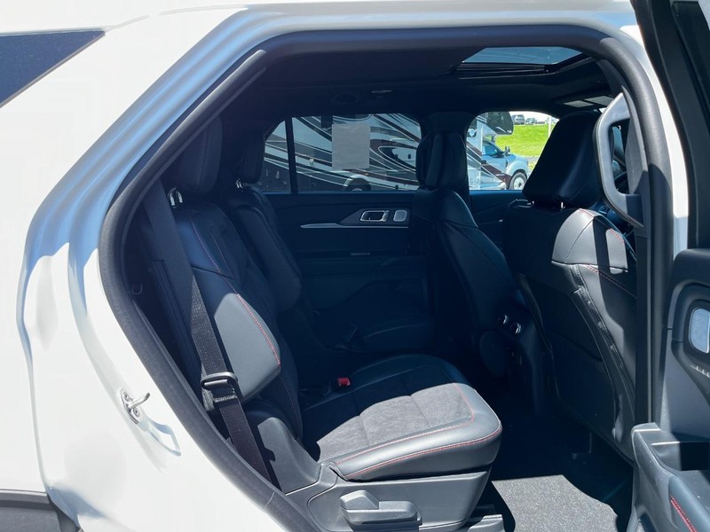 Ford Explorer Vehicle Full-screen Gallery Image 04