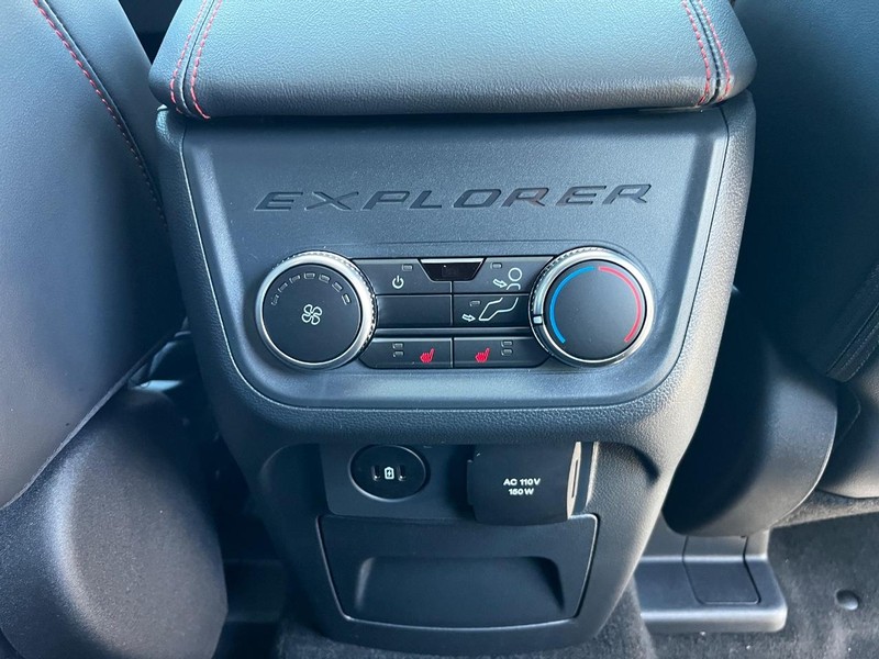 Ford Explorer Vehicle Full-screen Gallery Image 05