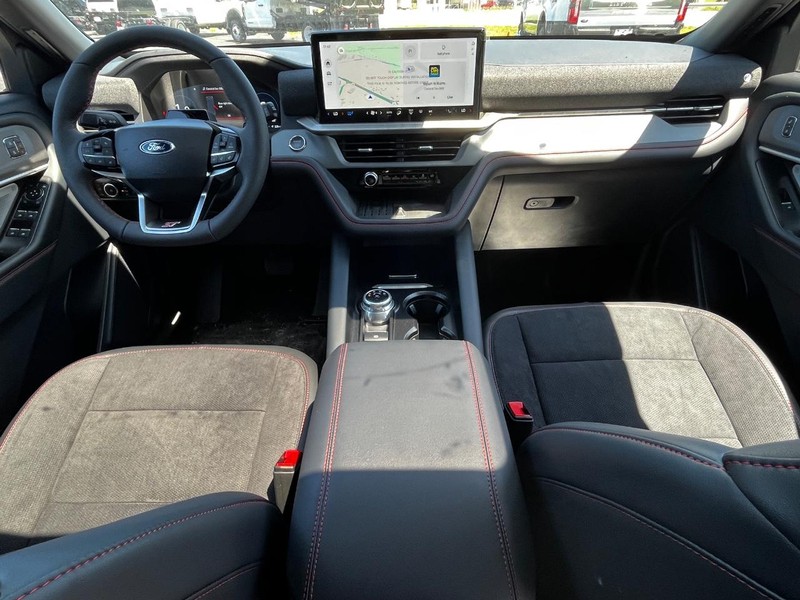 Ford Explorer Vehicle Full-screen Gallery Image 07