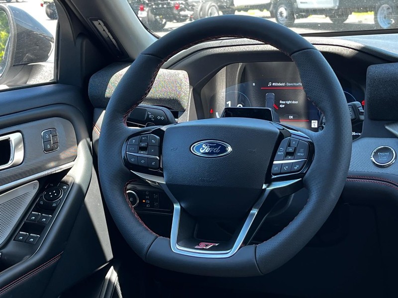 Ford Explorer Vehicle Full-screen Gallery Image 08