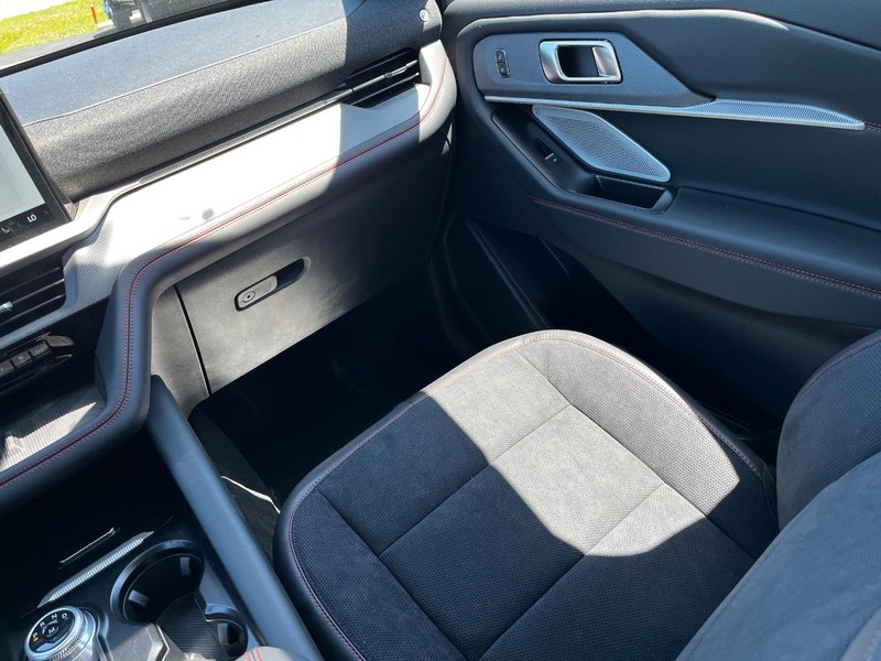 Ford Explorer Vehicle Full-screen Gallery Image 09