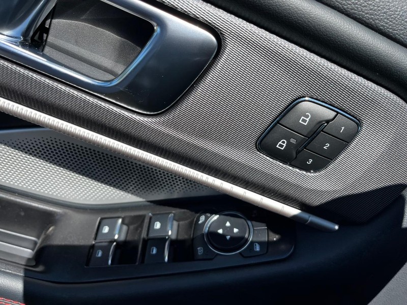 Ford Explorer Vehicle Full-screen Gallery Image 10