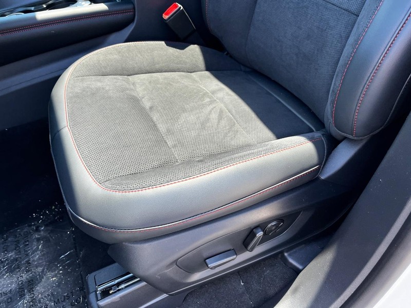 Ford Explorer Vehicle Full-screen Gallery Image 11