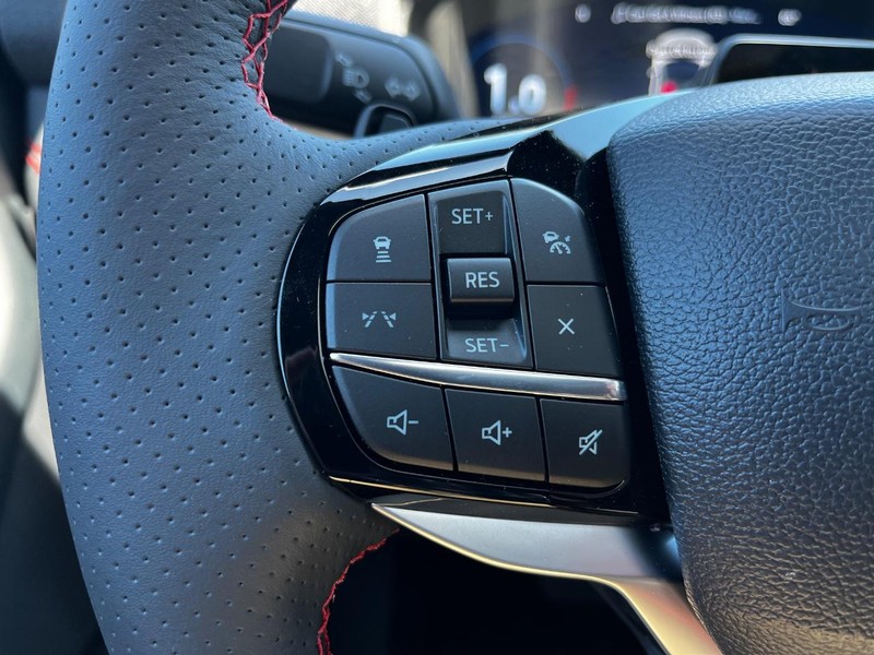 Ford Explorer Vehicle Full-screen Gallery Image 12