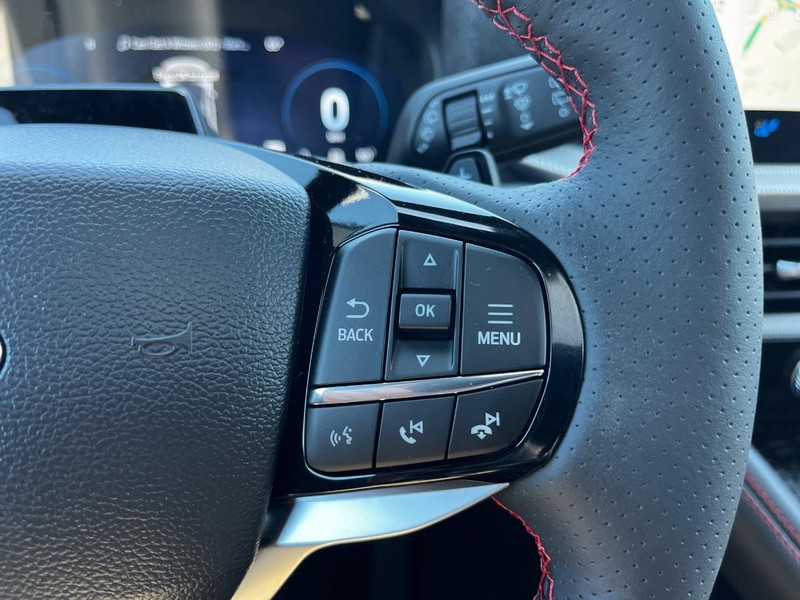 Ford Explorer Vehicle Full-screen Gallery Image 13